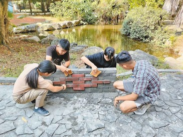 高中生展創意獲首獎！將椰子殼、保特瓶變身「椰絲環保磚」