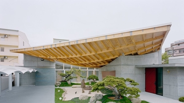 大弧形屋頂孕育日常的寫意風景！「大家的森林」在清水混凝土與檜木弧線下展現獨特建築美感