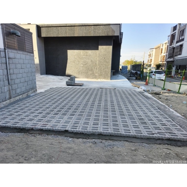 植草磚地磚舖設-梁禾企業有限公司
