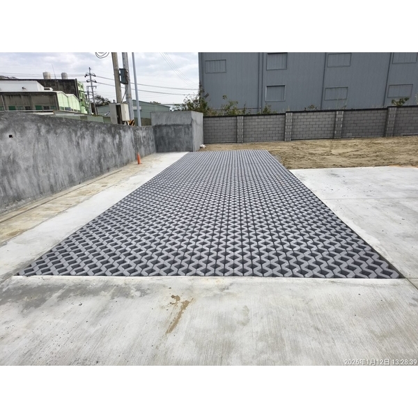 植草磚地磚舖設-梁禾企業有限公司