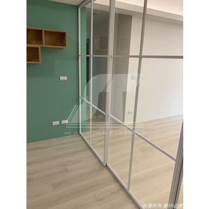 白鋁框玻璃懸吊滑門 同步緩衝拉門 幽靈門 防晃拉門 , 昕采玻璃有限公司