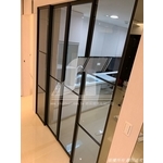 黑框鋁製玻璃推拉門 鋁框隔間 辦公室鋁框推拉門工程 同步緩衝拉門 幽靈門