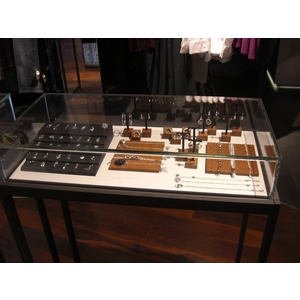 手錶眼鏡櫃；鐵件 , 棨專工業有限公司