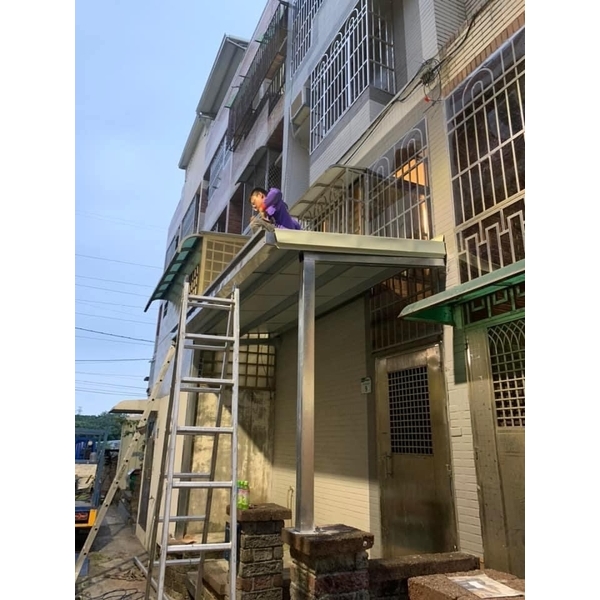 白鐵烤漆浪板遮雨棚-弓長工程行