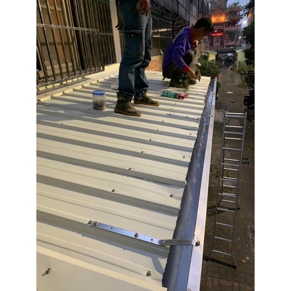 白鐵烤漆浪板遮雨棚-弓長工程行