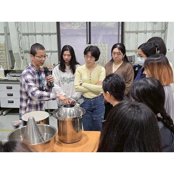 從葉片到香氣 東華大學學生親手蒸餾打造專屬精油產品-東華大學社會責任行動中心