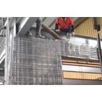 鋼網牆焊接好正在灌水泥工作